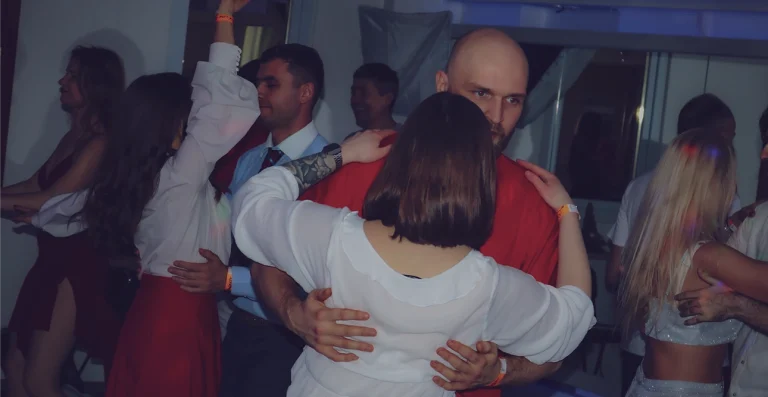 Пари танцюють бачату на вечірці в Ola Dance Studio Київ