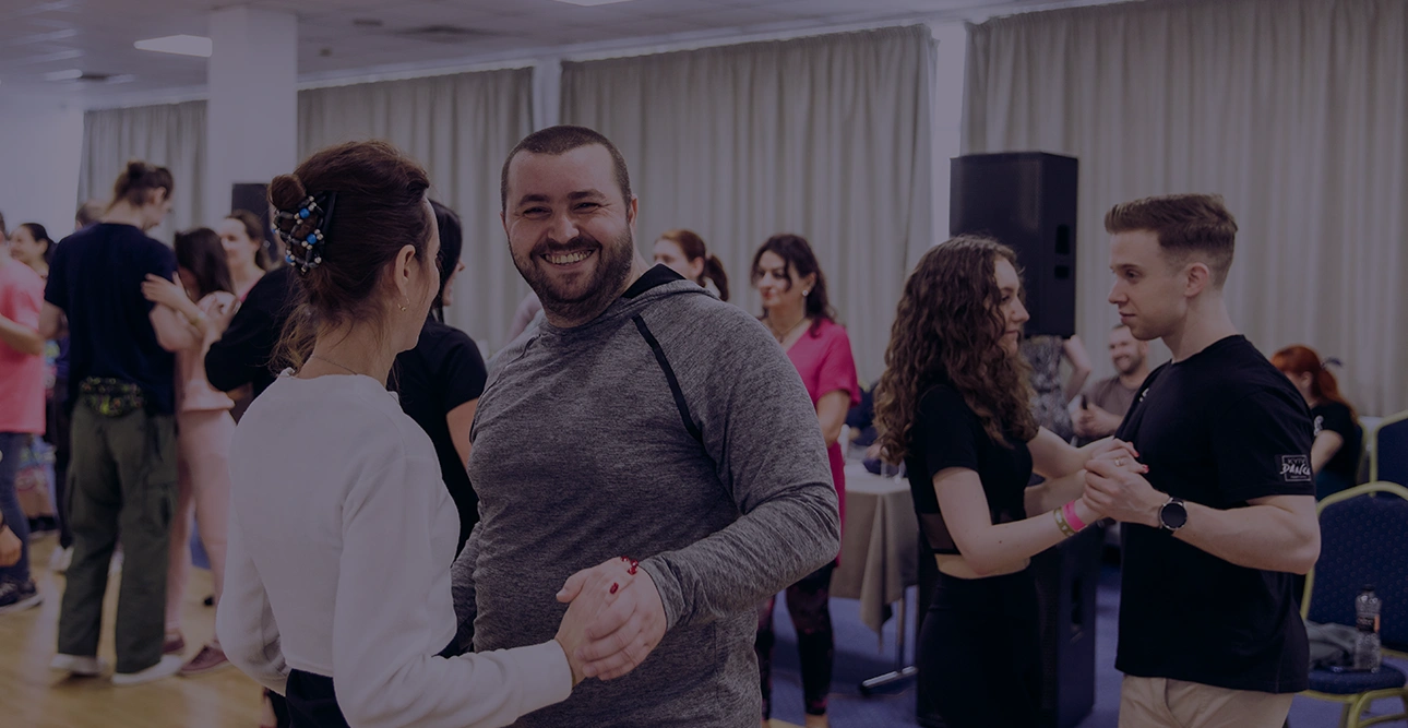 Учні танцюють парну бачату на занятті в Ola Dance Studio