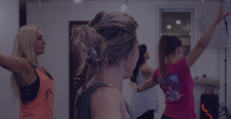 Учениці відпрацьовують Bachata Lady Style на занятті в Ola Dance Studio Київ