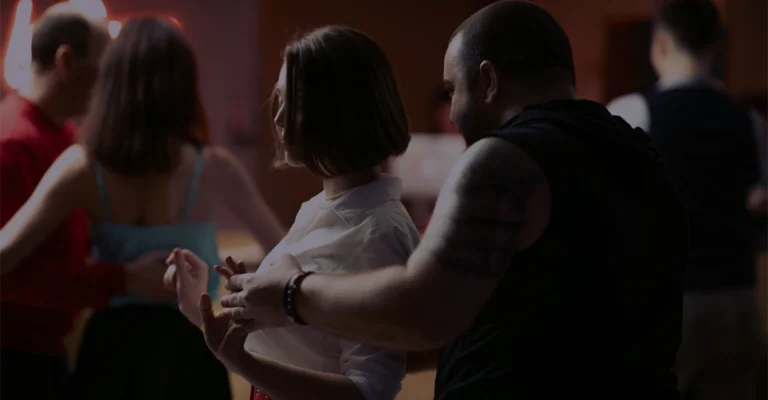 Пара танцює бачату на індивідуальному занятті в Ola Dance Studio Київ