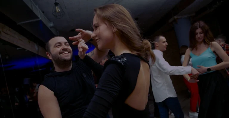 Учні танцюють парну бачату на занятті в Ola Dance Studio Київ