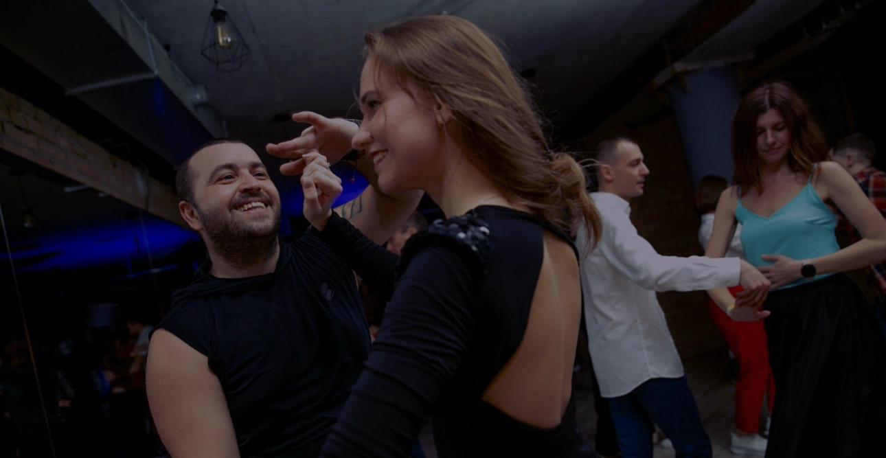 Учні танцюють парну бачату на занятті в Ola Dance Studio